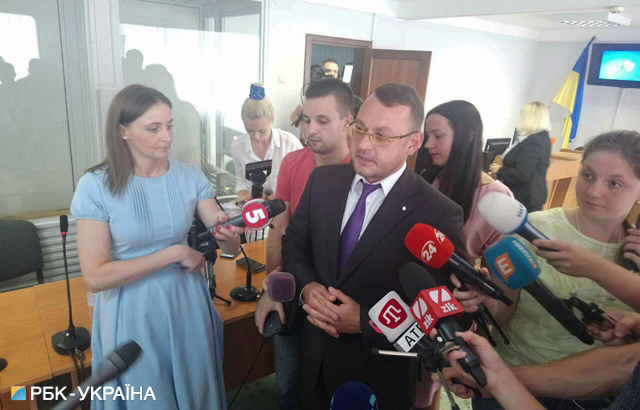 Суд по справі Януковича призначив безоплатного адвоката після самоусунення чотирьох захисників